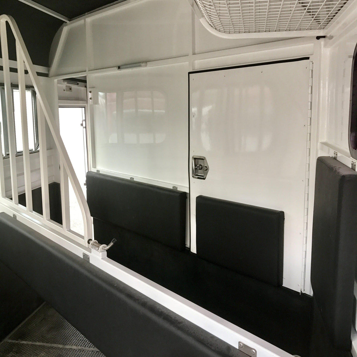 Square nose 2HAL-O SN WB 2.0 angle load horse float with square nose design and extra wide horse bays