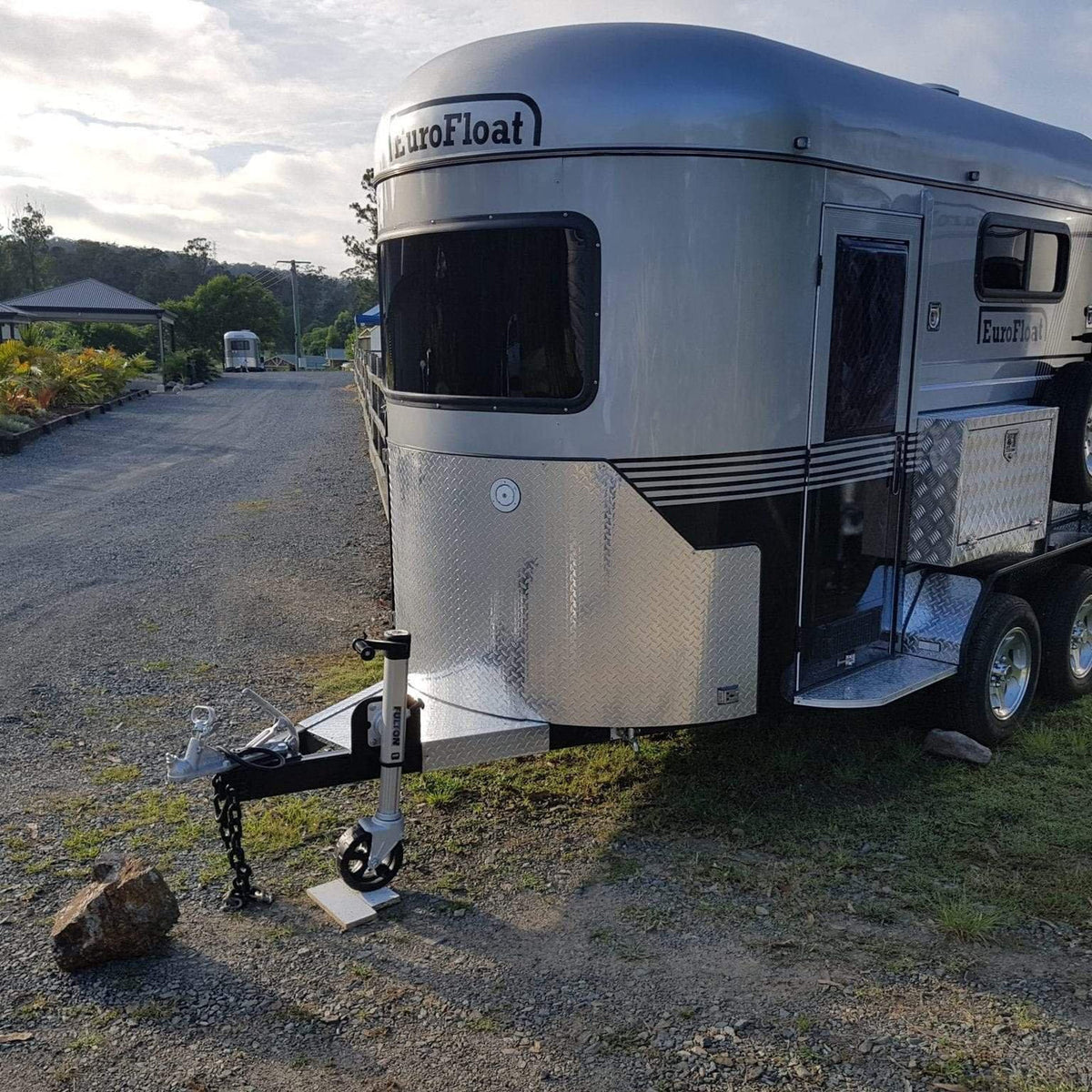 Eurofloat 2HSL-L600 RN Classic Series with caravan door and kitchen