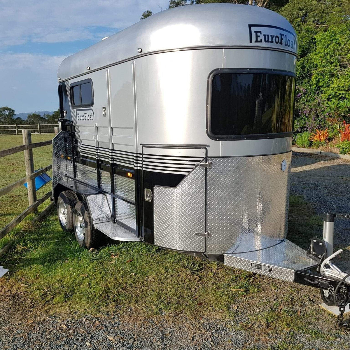 Eurofloat 2HSL-L600 RN Classic Series with warmblood bays and extended height