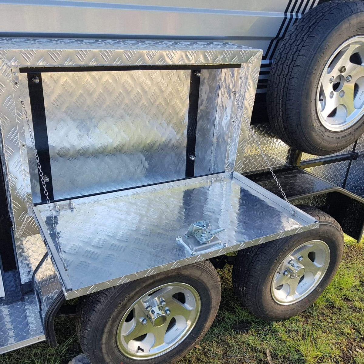 2 horse straight load L600 Classic Series deluxe float with warmblood bays and extended height