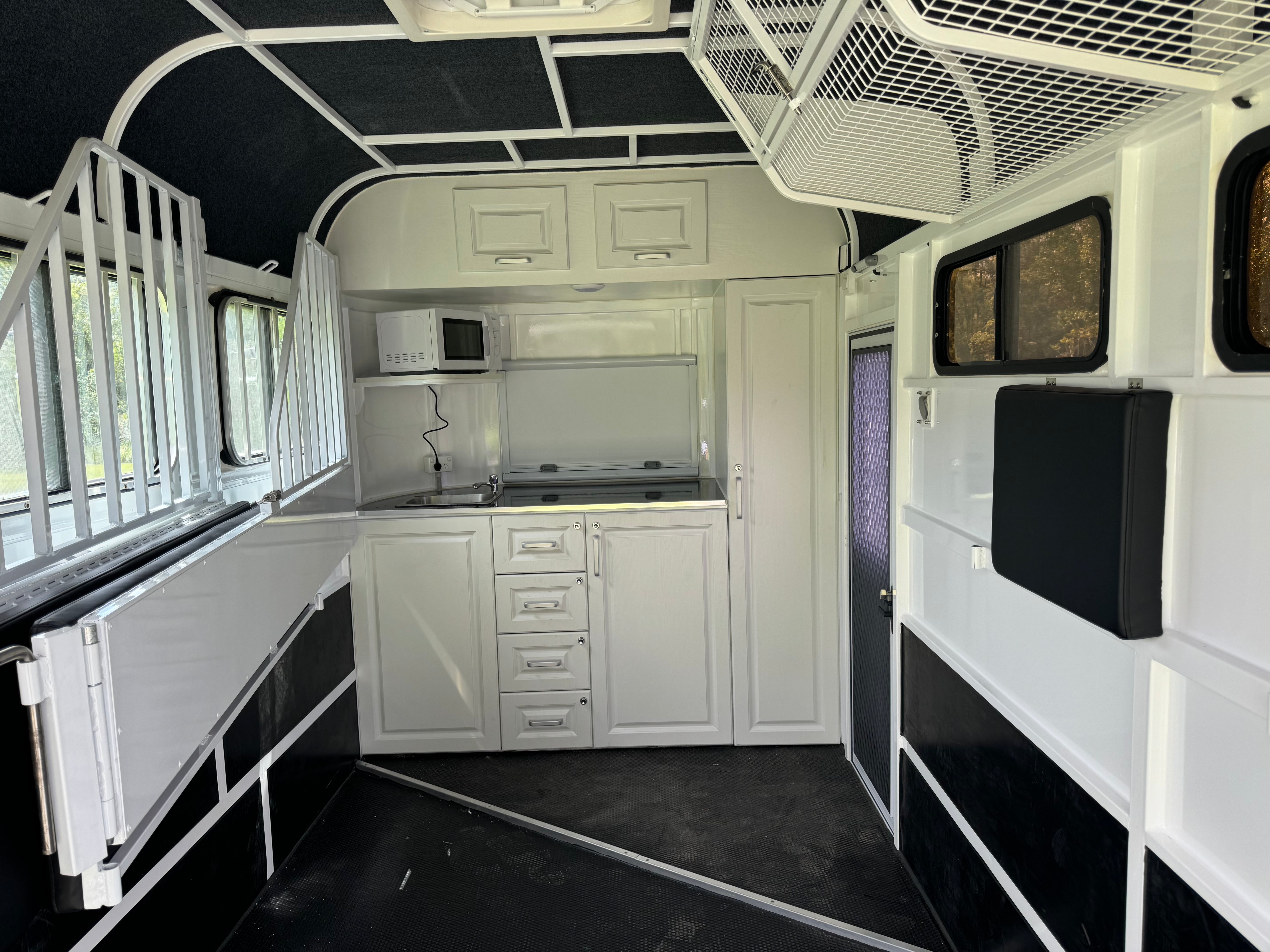 EuroFloat 2HAL-L860 Deluxe package with kitchen and caravan door