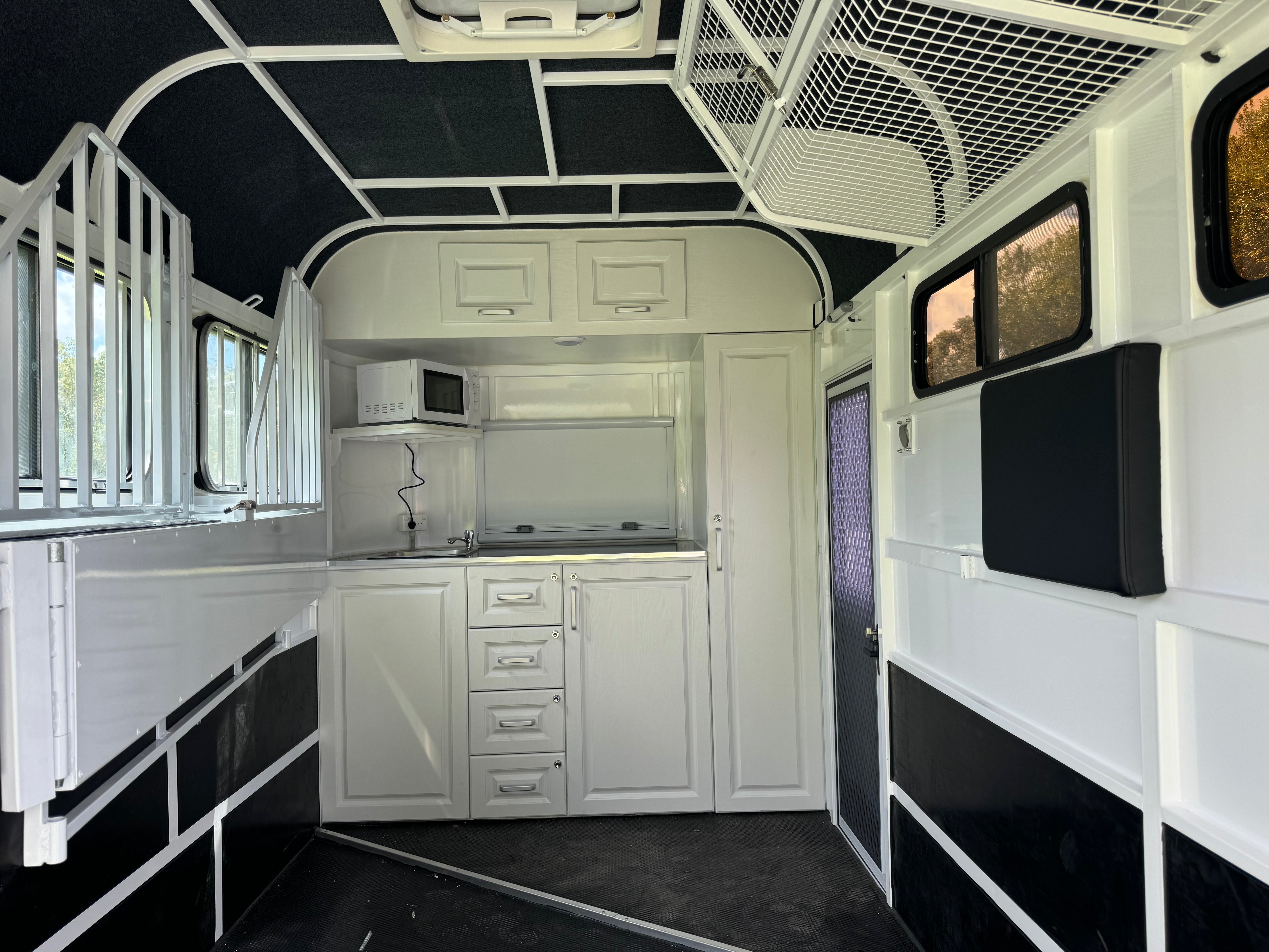 EuroFloat 2HAL-L860 Deluxe package with kitchen and caravan door