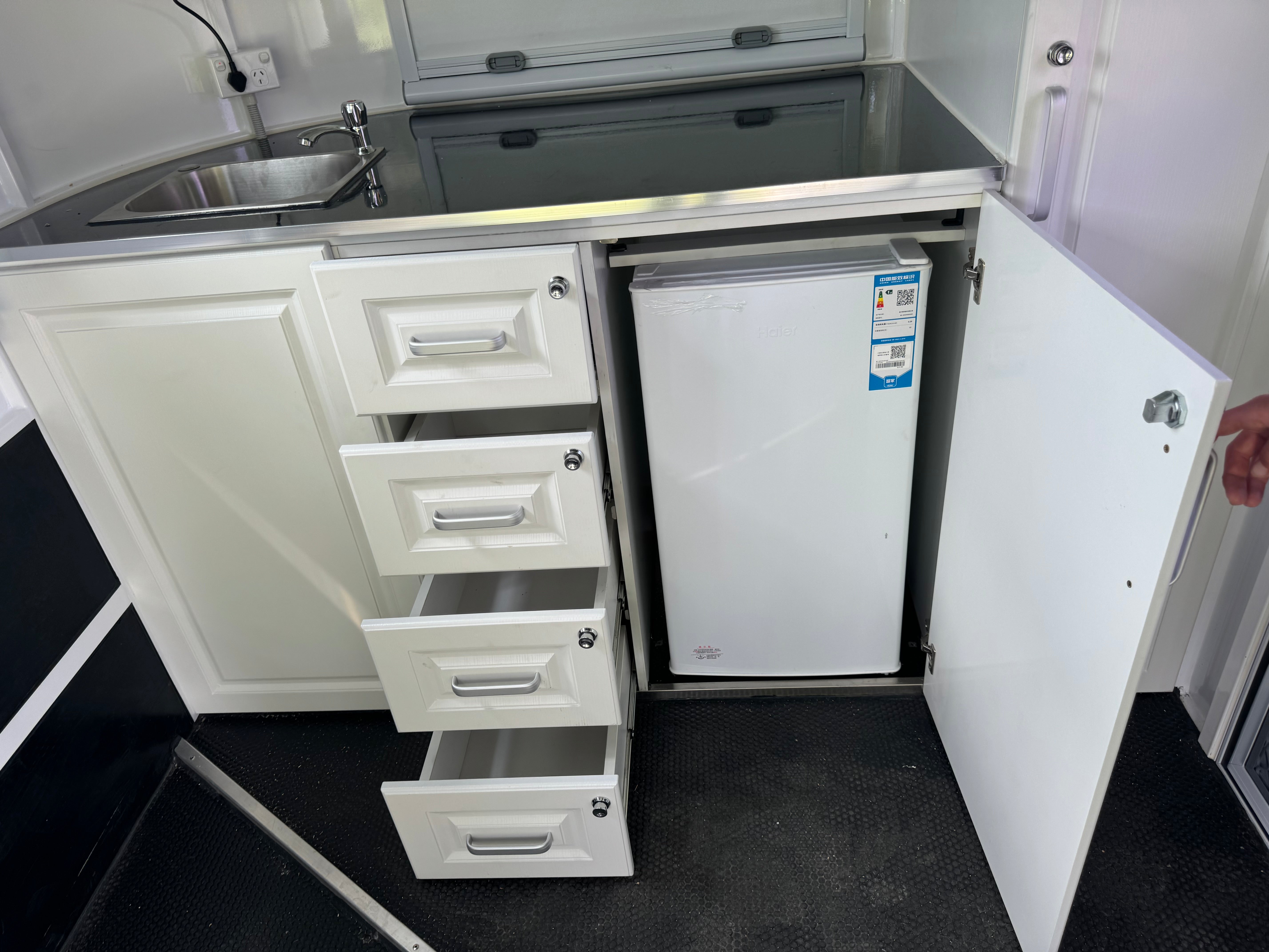 EuroFloat 2HAL-L860 Deluxe package with kitchen and caravan door