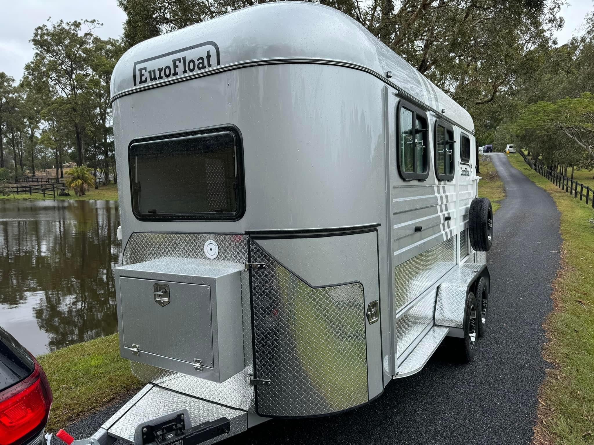 2HAL-L860 Deluxe package with kitchen and caravan door