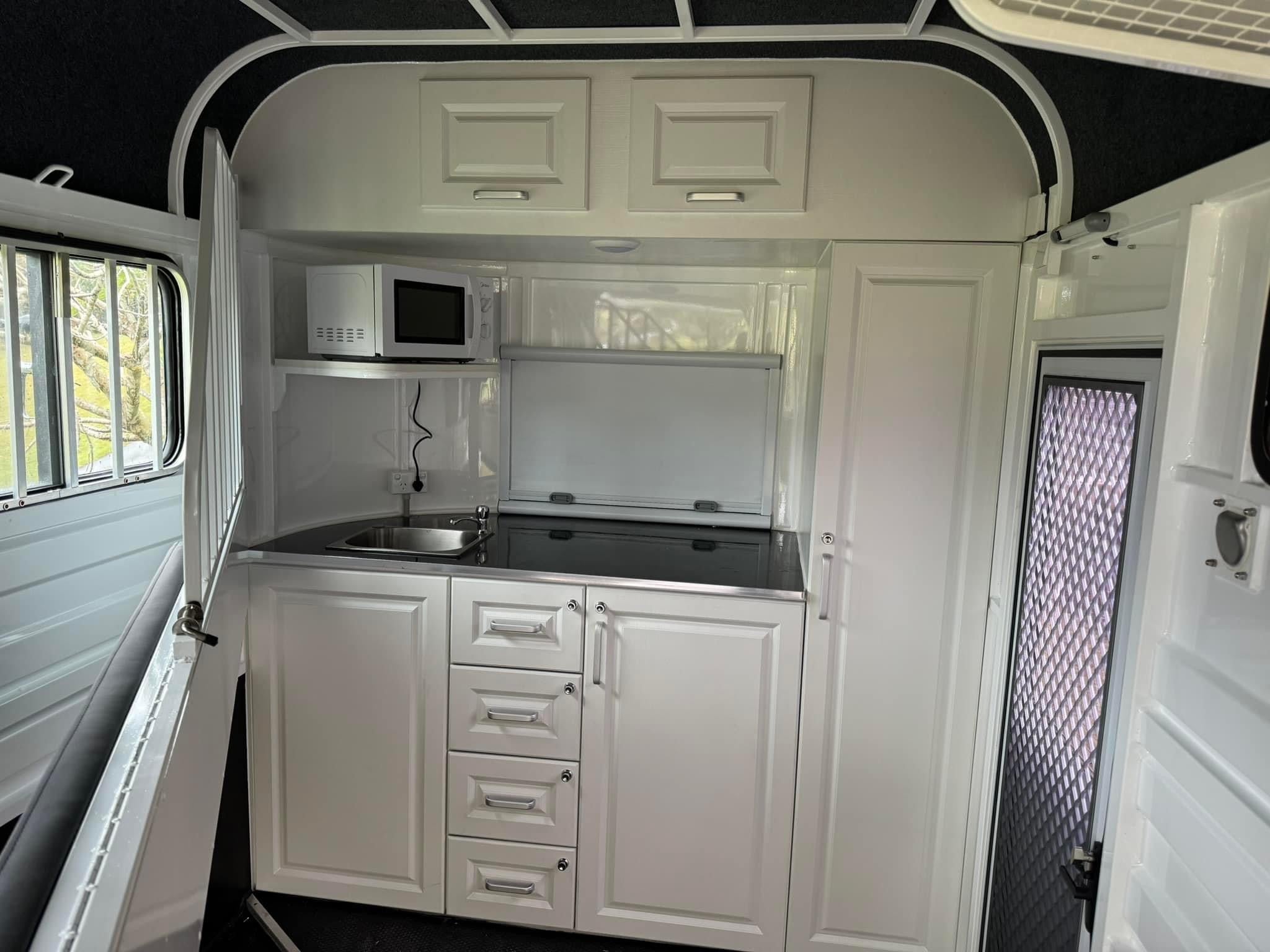 2HAL-L860 Deluxe package with kitchen and caravan door