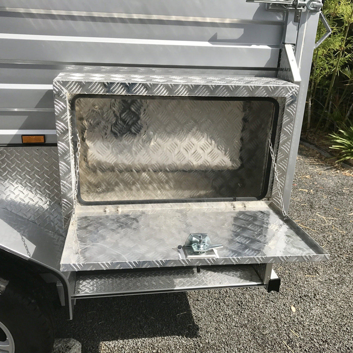 2 horse angle load Eurofloat 5106 Mid Overnighter with side cupboard storage for tack and gear