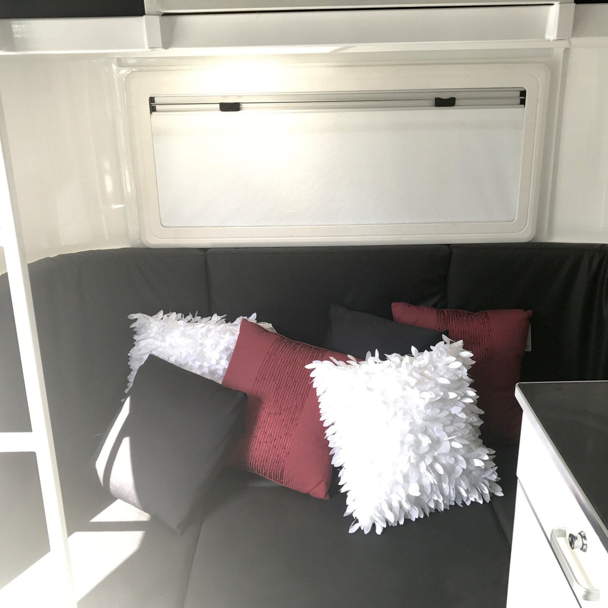 2 horse angle load Eurofloat 5106 Mid Overnighter combining living space with safe horse transport