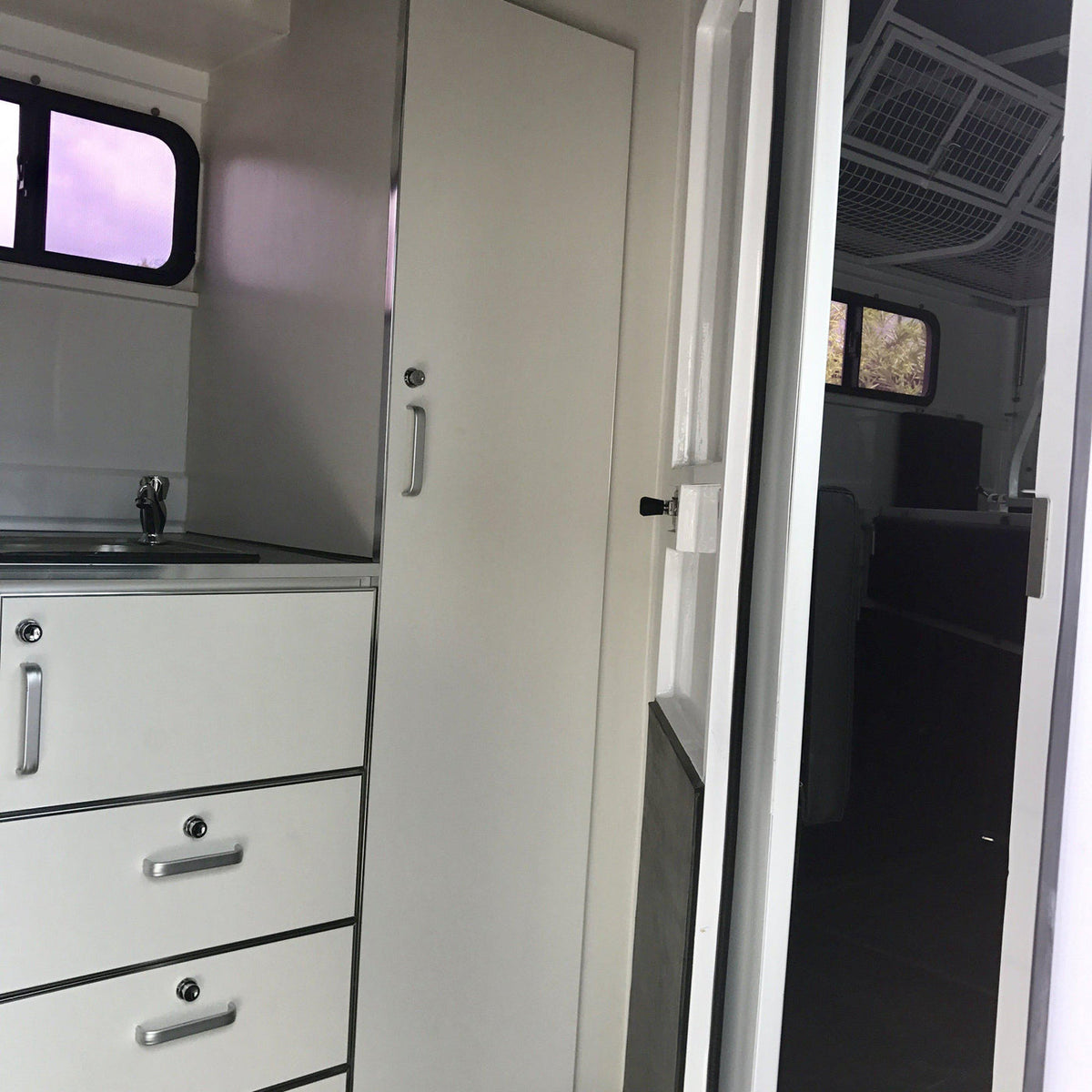 2 horse angle load Eurofloat 5106 Mid Overnighter with wider bays, beds in front and side cupboard
