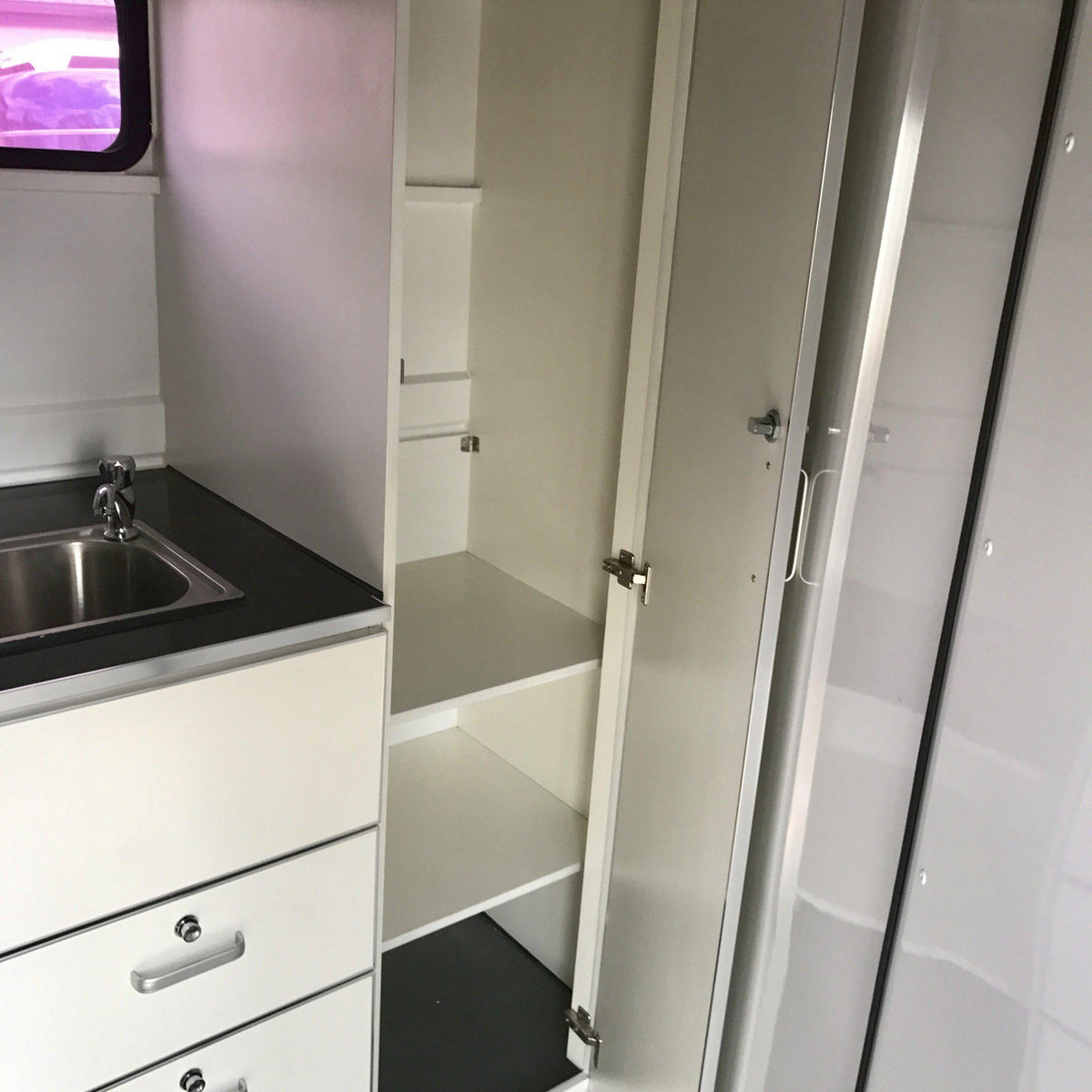 Square nose 2HAL-O SN WB 2.0 angle load horse float with side cupboard storage for tack and gear