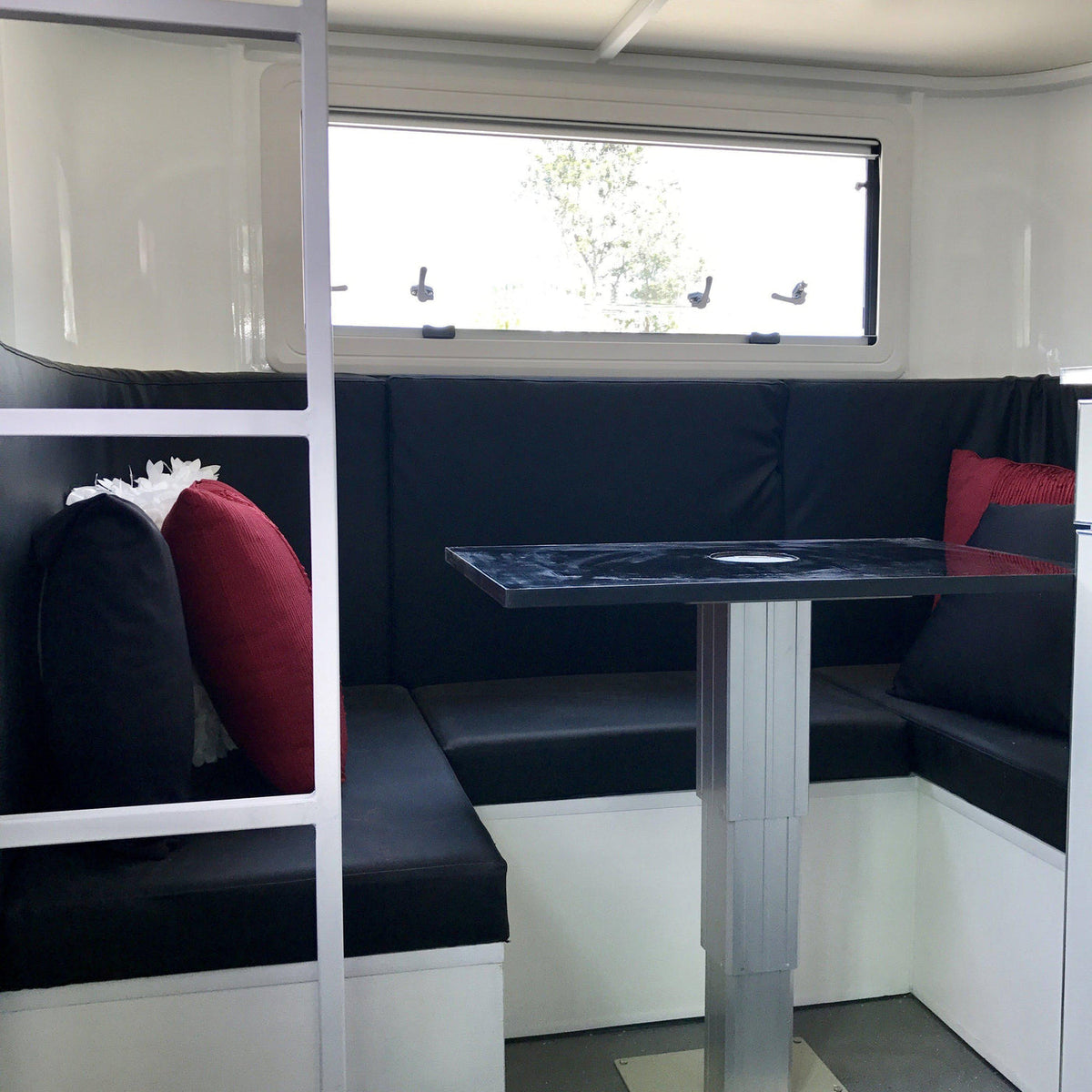 Square nose 2HAL-O SN WB 2.0 angle load horse float with beds in front for overnight stays away