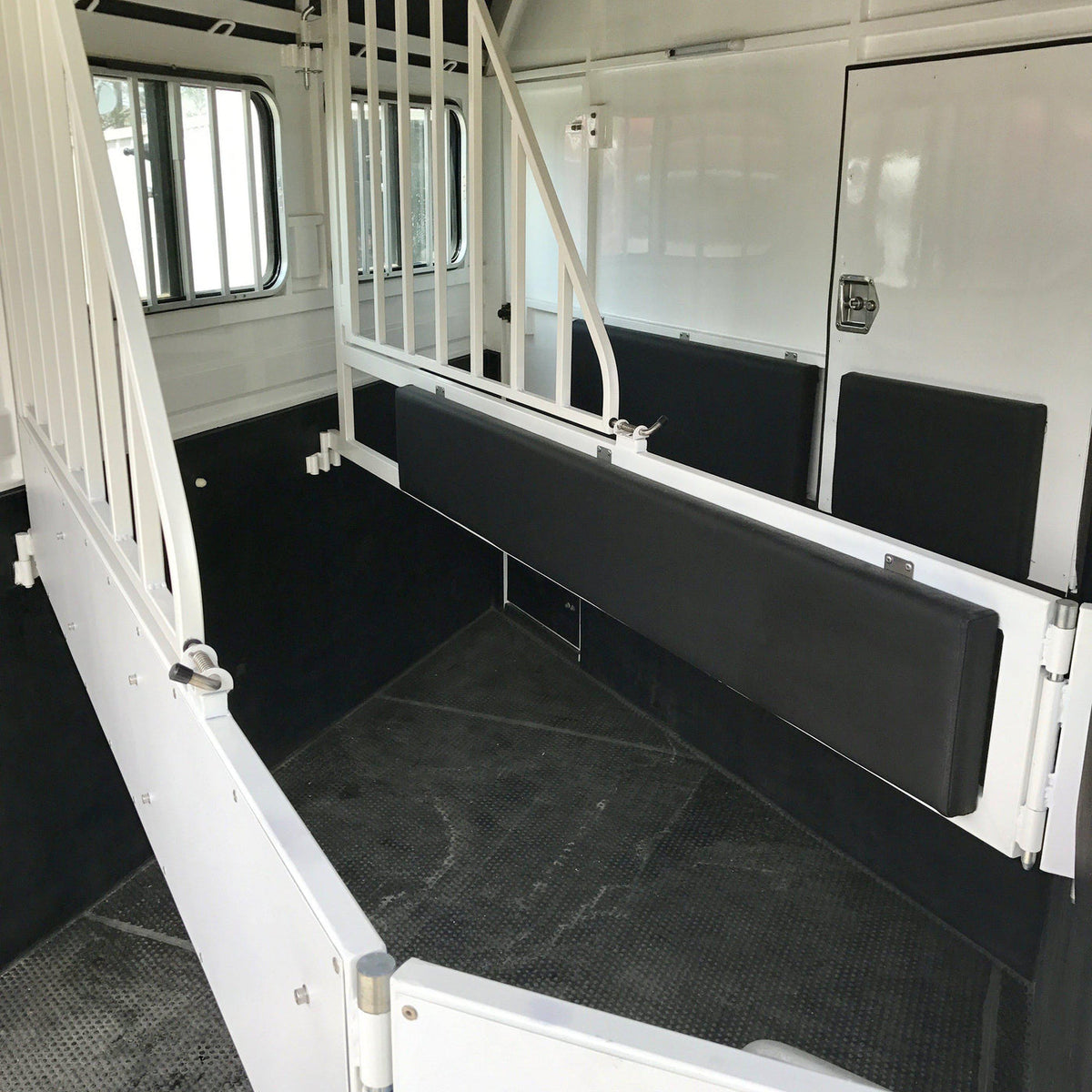 Square nose 2HAL-O SN WB 2.0 angle load horse float combining living space with safe horse transport